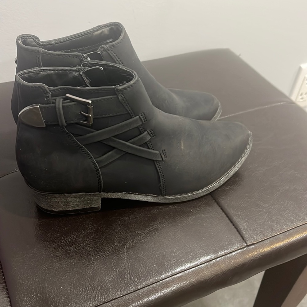 Kids size 4 black booties
